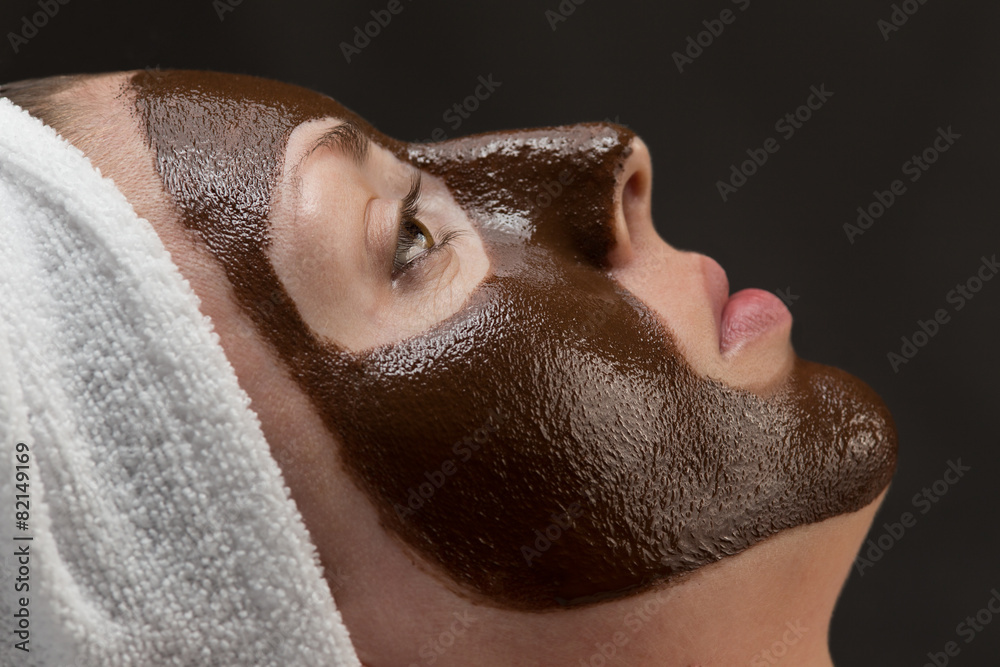 Naklejka premium woman with a chocolate face-pack