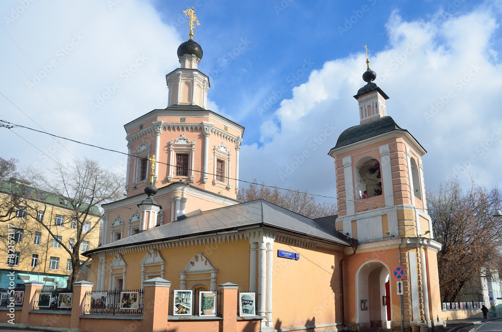 Храм Святой Живоначальной Троицы в Хохлах, Москва