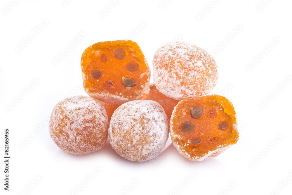 kumquat o frutos secos del naranjo enano aislado en fondo blanco kumquat o frutos secos del naranjo enano aislado en fondo blanco