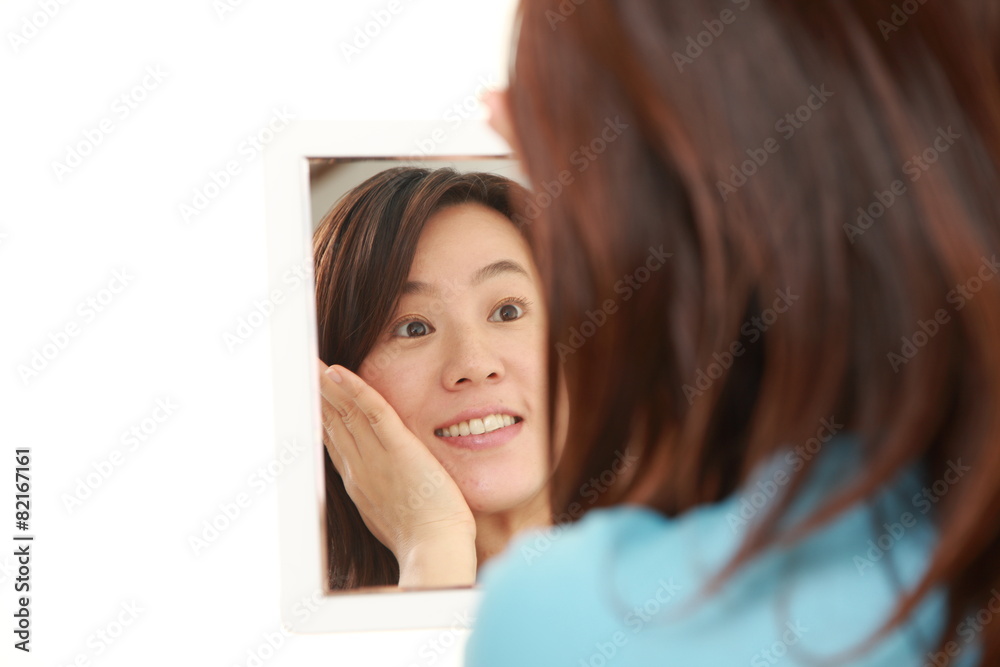 肌の潤いに満足する女性 肌の潤いに満足する女性