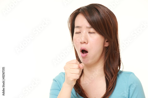 咳をする女性