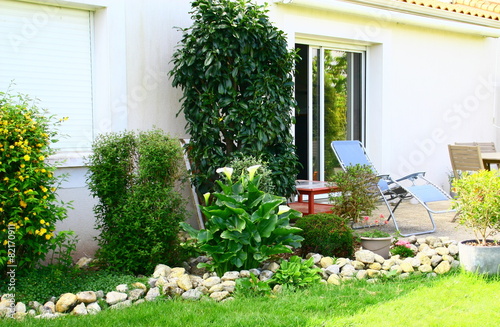 terrasse aménagée,plantes et fauteuil détente