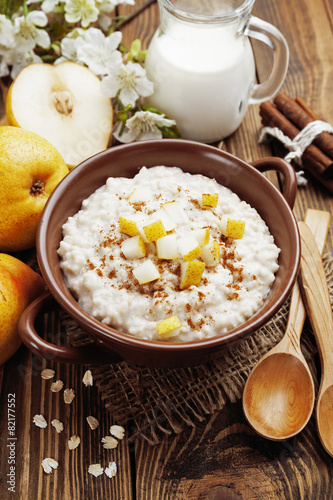 Oatmeal with pear and cinnamon