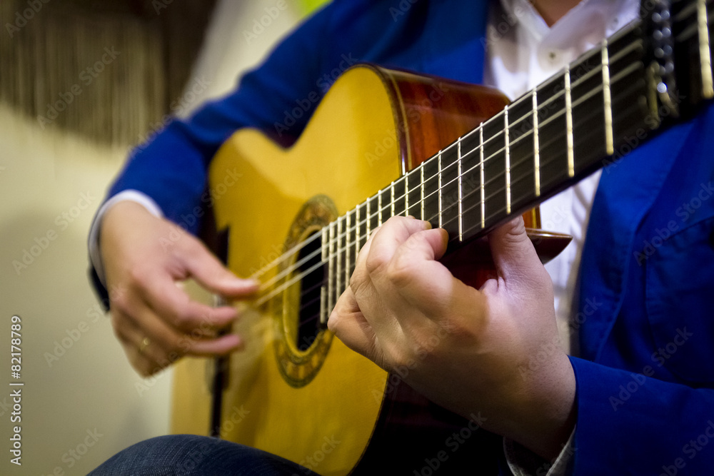Fototapeta Músico español tocando guitarra flamenca