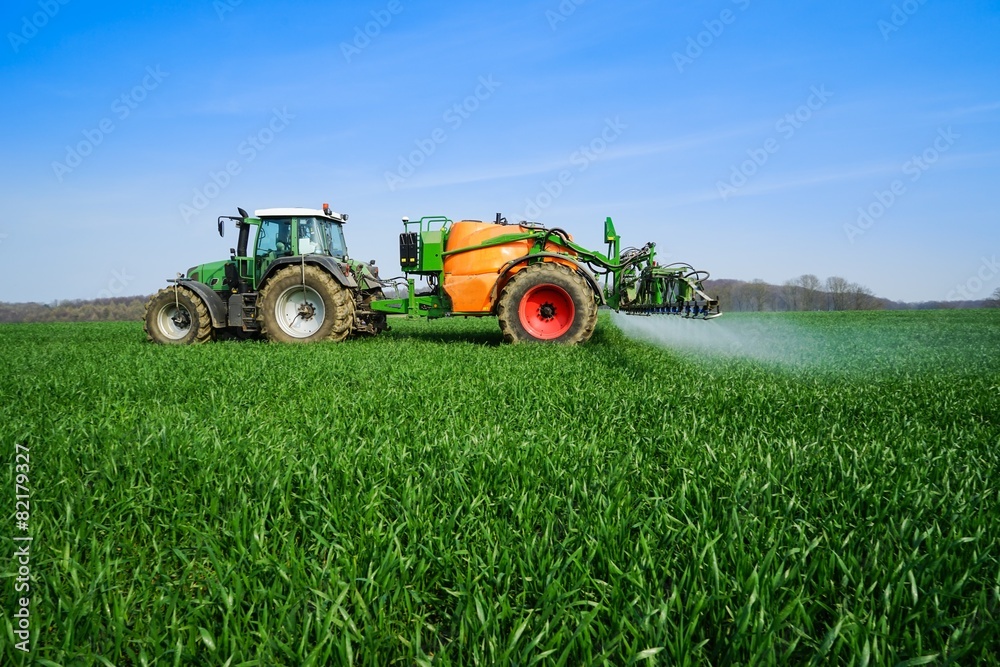 Naklejka premium Ackerbau, Pflanzenschutz - auf einem Getreidefeld wird gespritzt