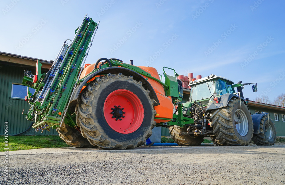 Obraz premium Pflanzenschutz, anmischen der Spritzbrühe auf dem Bauernhof