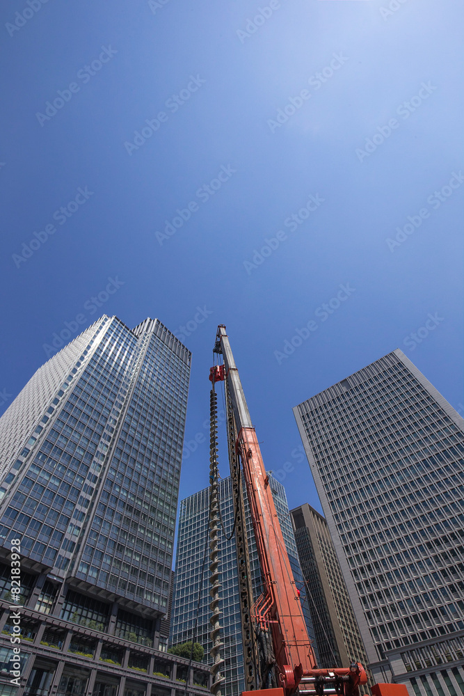 Naklejka premium 東京丸の内 高層ビルとクレーンを捉えた産業・インフラ風景