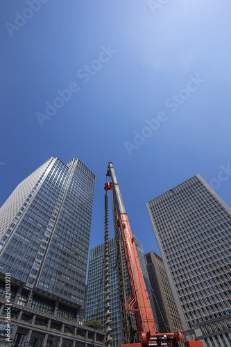 東京丸の内 高層ビルとクレーン