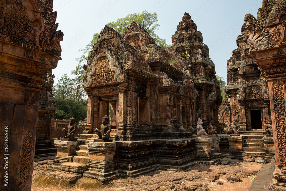 Banteay Srei door, sculptures and tower