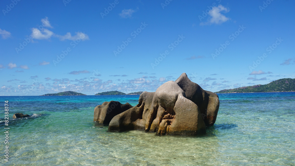 Fototapeta premium granite rocks onla digue