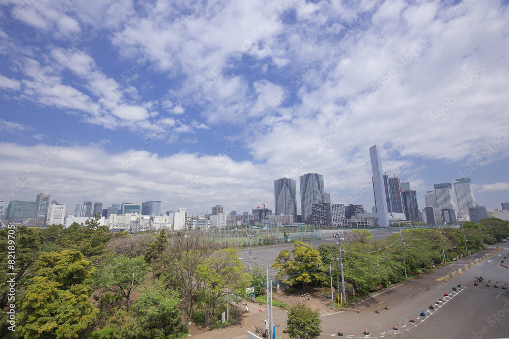 晴海埠頭から開発が進む東京ベイエリア（建設中の高層ビルとマンション）を臨む