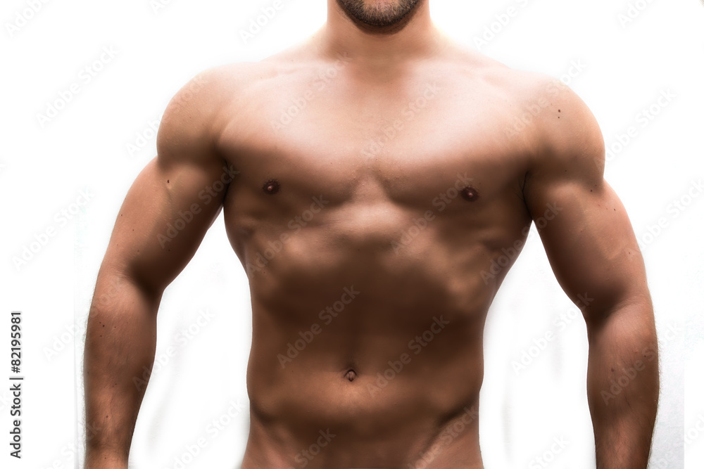 uomo muscoloso che pratica fitness e bodybuilding