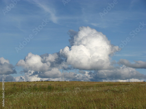 облака над полем