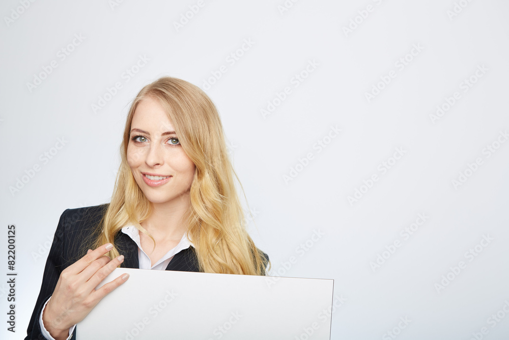 Naklejka premium junge frau mit einer leeren tafel