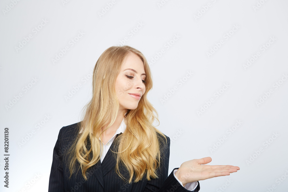 blonde geschäftsfrau mit aufgerichteter hand blonde geschäftsfrau mit aufgerichteter hand
