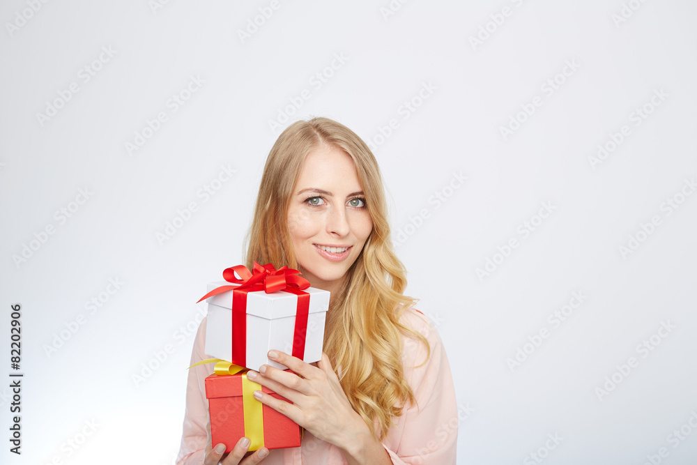 junge frau mit zwei geschenken junge frau mit zwei geschenken