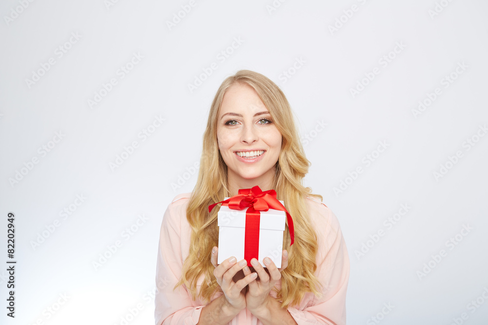 junge frau mit einem geschenk junge frau mit einem geschenk
