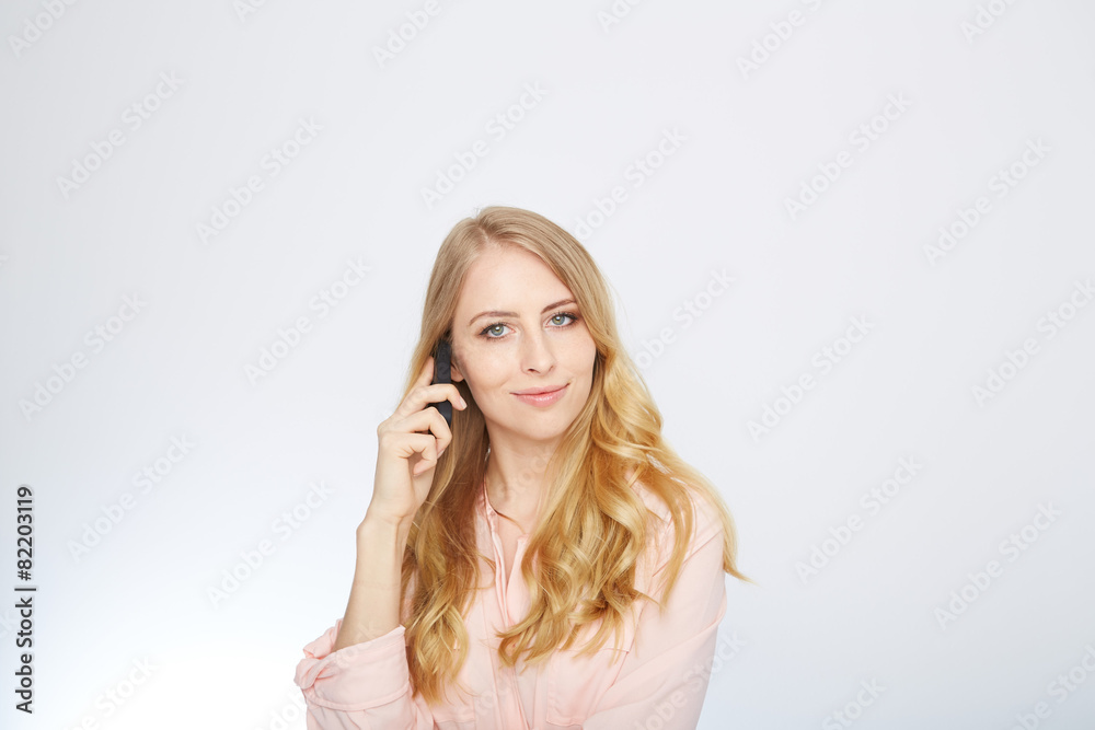 blonde junge frau mit mobiltelefon blonde junge frau mit mobiltelefon