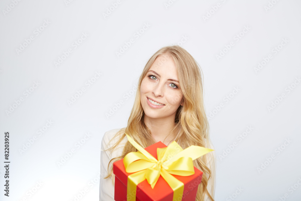 junge frau mit einem geschenk junge frau mit einem geschenk