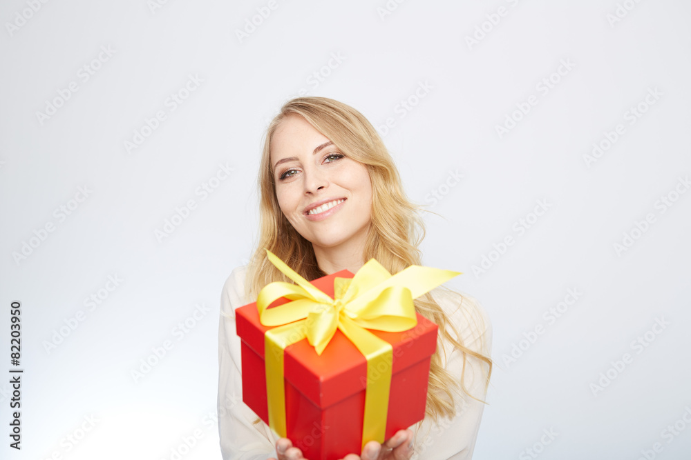 junge frau mit einem geschenk junge frau mit einem geschenk