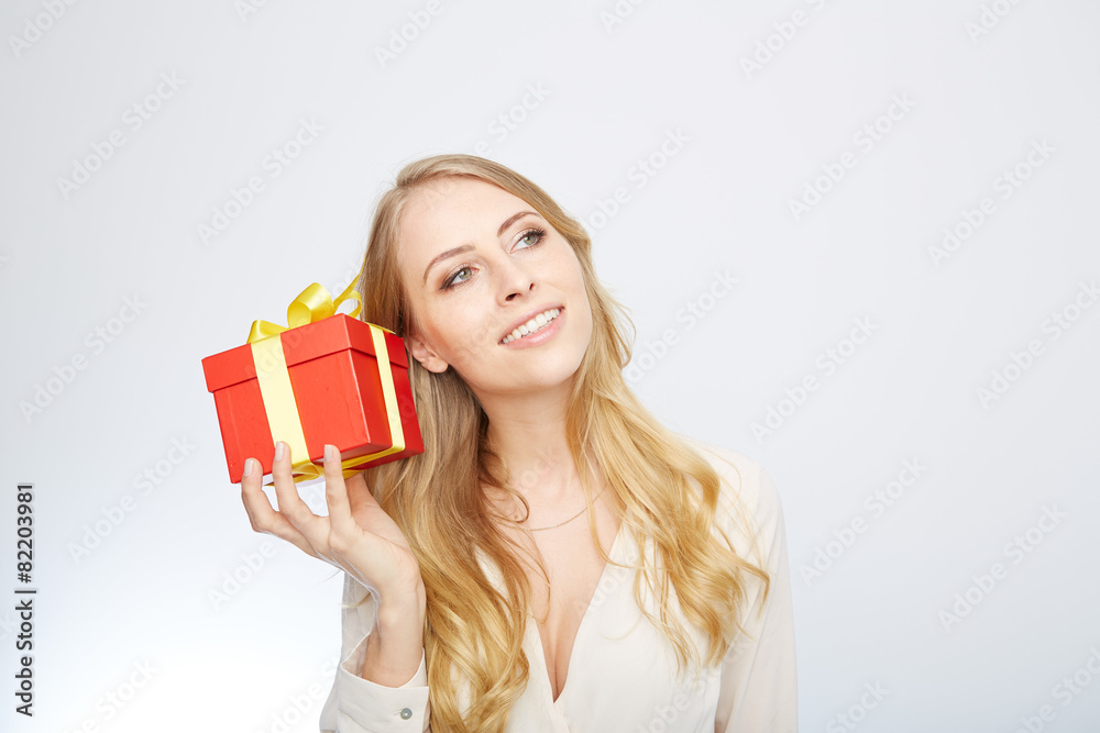 junge frau mit einem geschenk junge frau mit einem geschenk