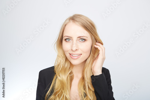 junge blonde frau mit beauty gesicht