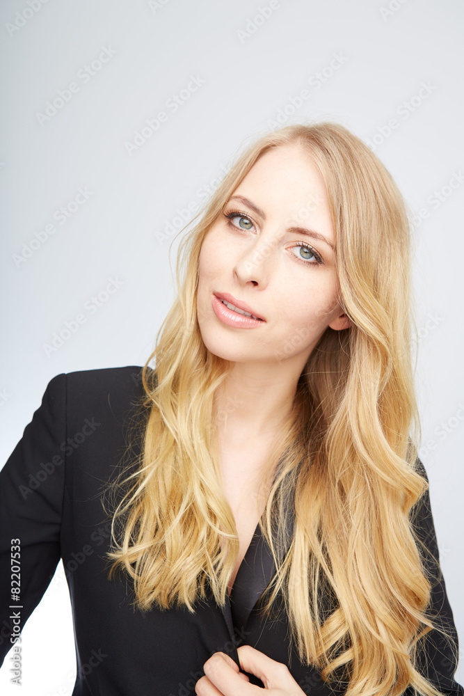 junge blonde frau mit beauty gesicht junge blonde frau mit beauty gesicht