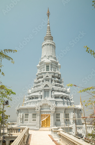 Oudong, stupa that contains relics of Buddha, way to the tower