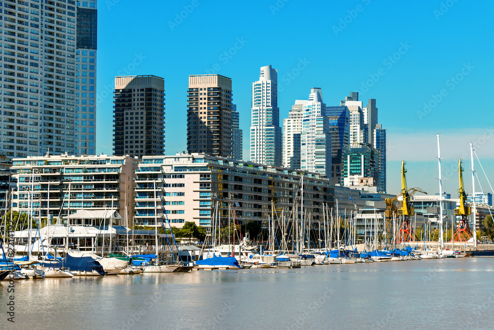 Fototapeta premium Yacht Hafen und Skyline, Puerto Madero Buenos Aires
