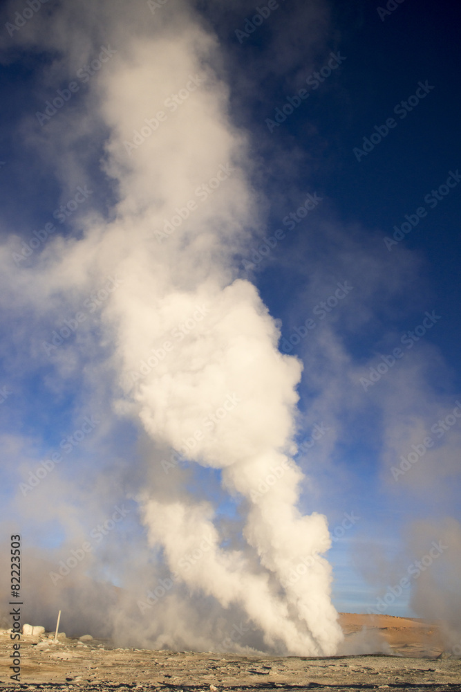 アルティプラーノ平原のガイザー噴煙