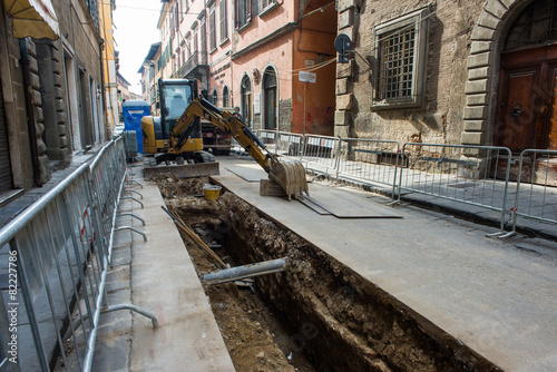 Cantiere lavori in corso, rifacimento stradale, scavo, tubazioni