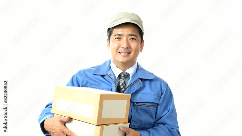 荷物を運ぶ笑顔の男性