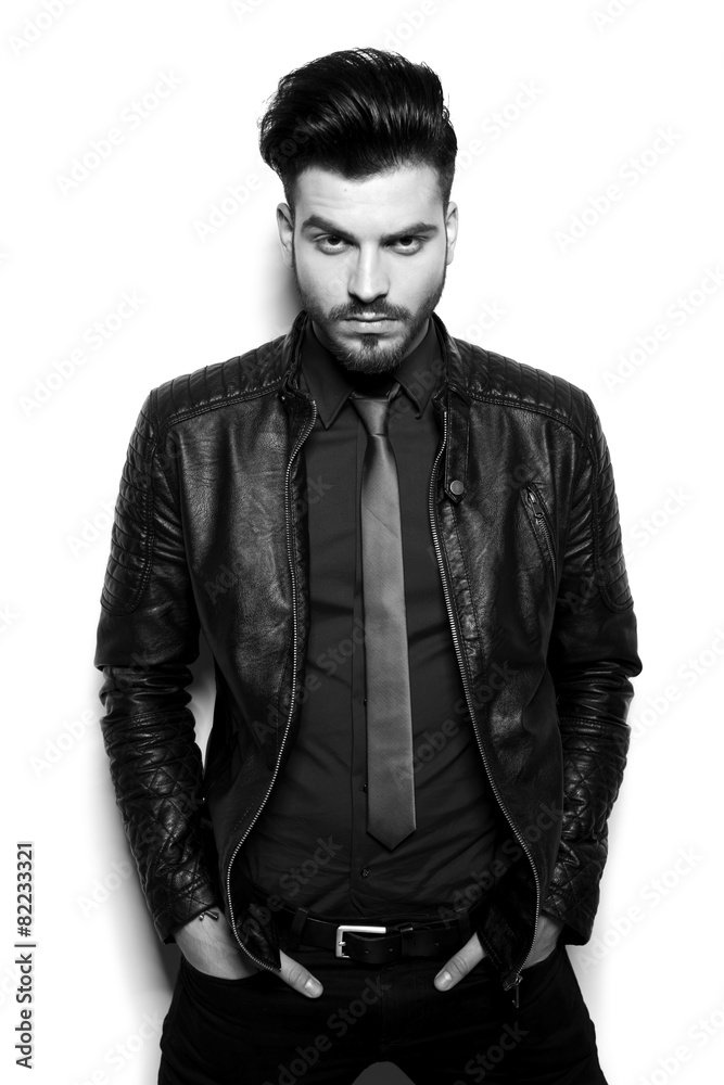 Obraz premium Handsome business man wearing a leather jacket
