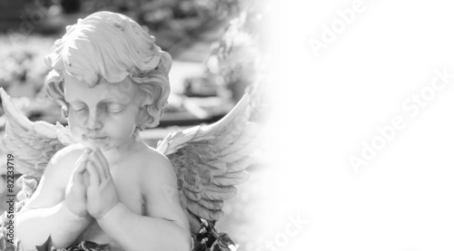 Engel auf einem Friedhof in schwarzweiß