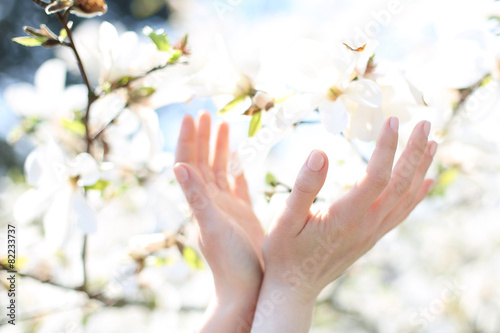 Naturalne piękno kobiecych dłoni