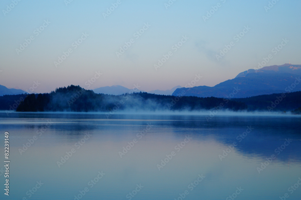 Fototapeta premium Nebelschwaden über See