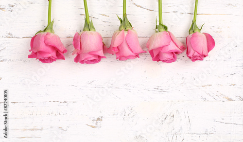 Rosen mit Holzhintergrund