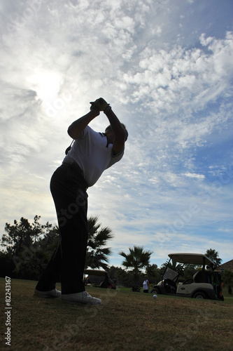 Jugador de golf en el tee de salida, España