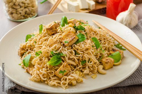 Chinese noodles with tofu and cashew nuts