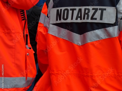 Notarzt und Rettungssanitäter mit wetterfesten Jacken in Orange beim Hermannslauf in Oerlinghausen bei Bielefeld im Teutoburger Wald in Ostwestfalen-Lippe photo