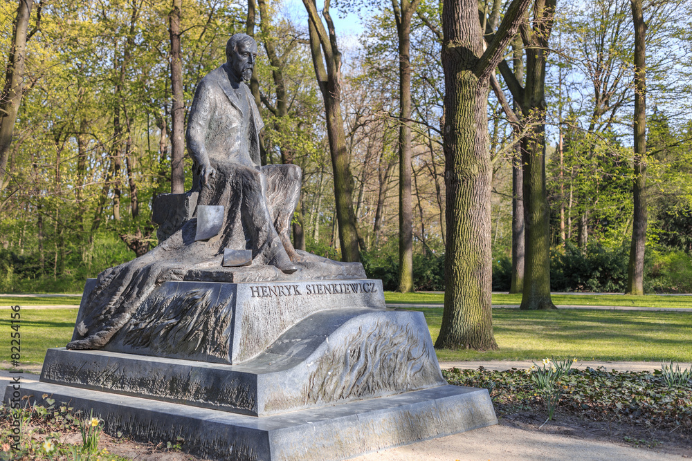 Fototapeta premium Henryk Sienkiewicz Monument, Royal Lazienki Park, Warsaw