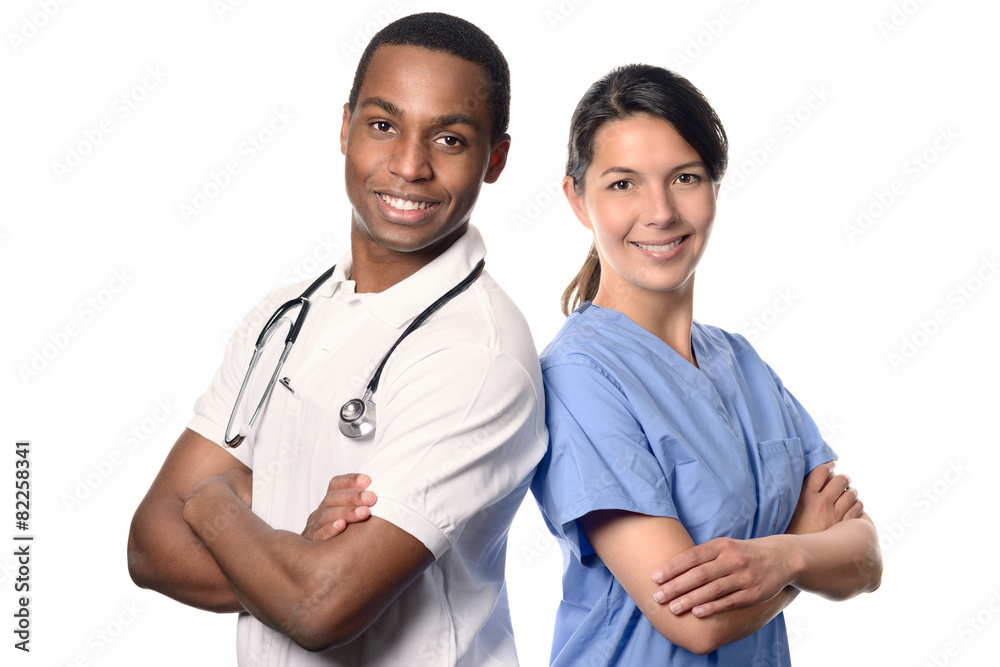 Afrikanischer Arzt mit einer lächelnden Krankenschwester