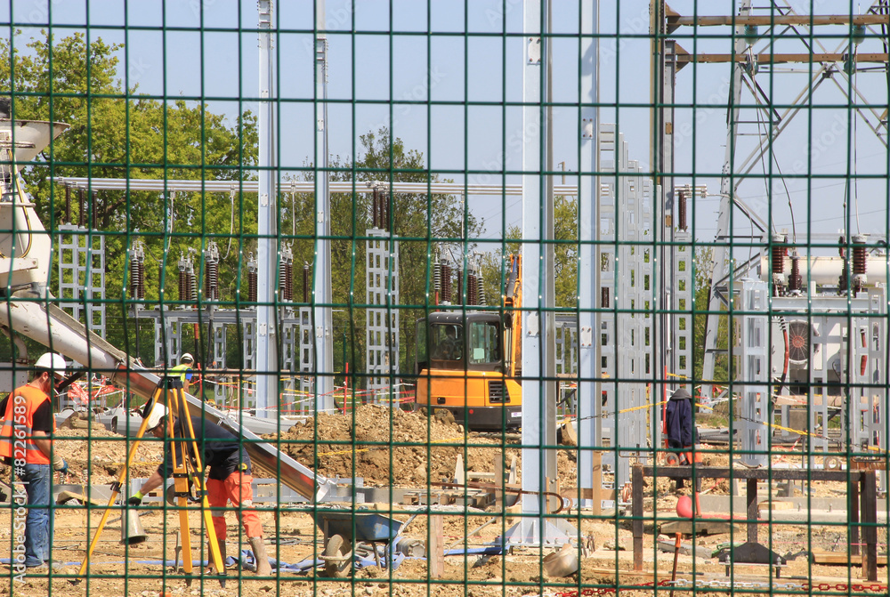 Travaux dans un poste de transformation électrique THT/HT