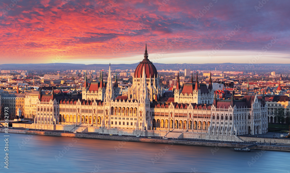 Obraz premium Parlament Budapesztu w dramatyczny wschód słońca