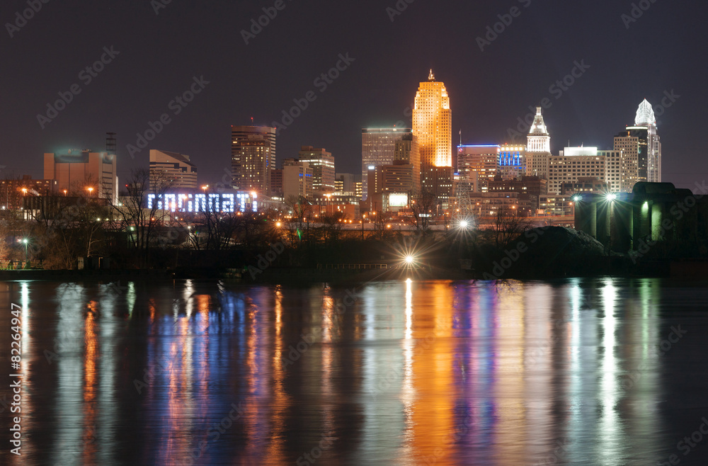 Fototapeta premium Dark Night Ohio River Cincinnati Downtown City Skyline
