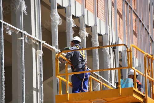 trabajando encima de un andamio
