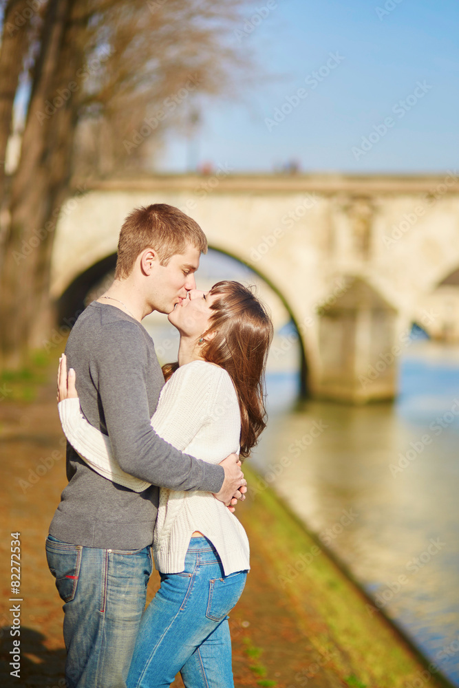 Fototapeta premium Beautiful romantic couple in Paris