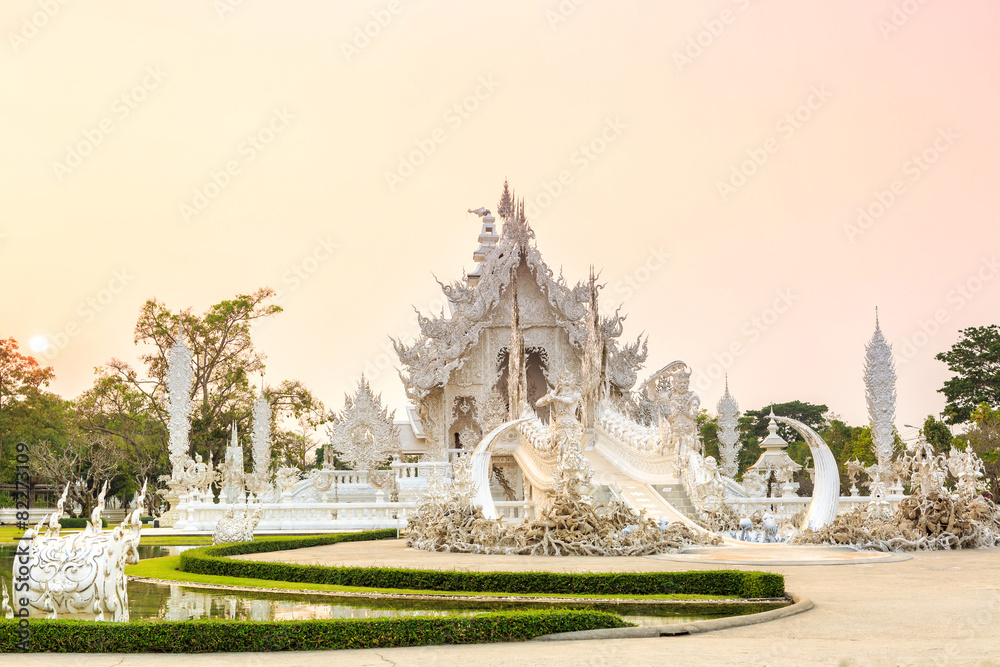 Naklejka premium wat rong-khun temple chiangrai thailand