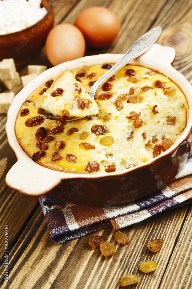 Casserole with cottage cheese and raisins