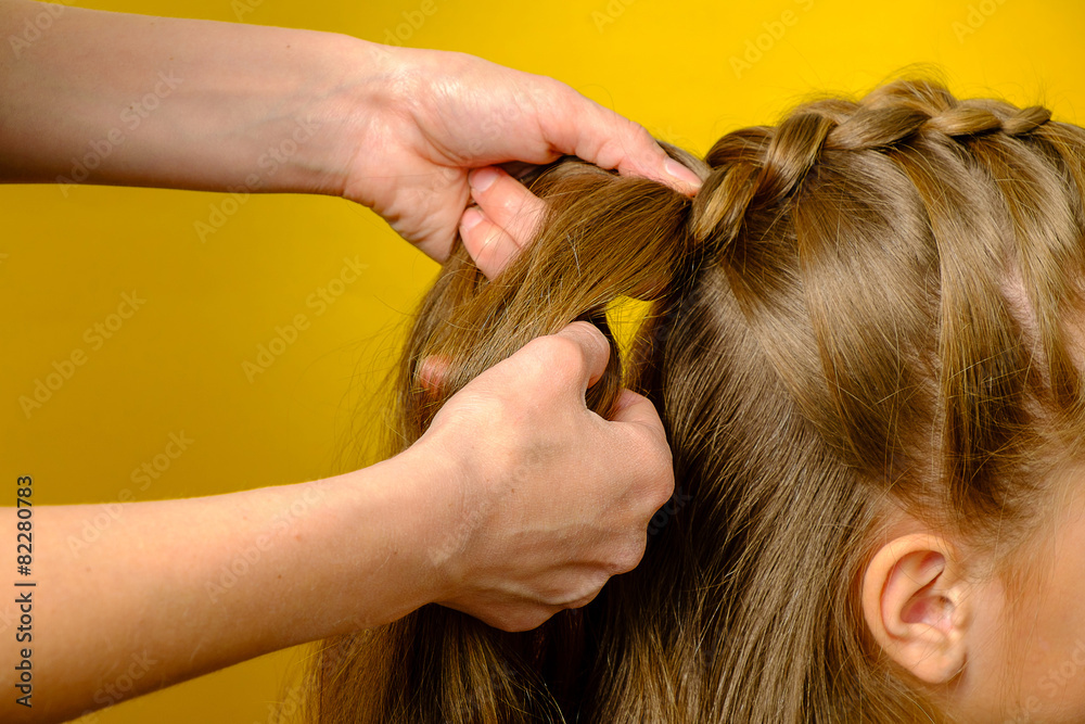 Naklejka premium Mother braiding French braid her daughter